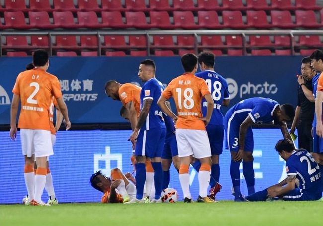 何英秀将何家的具体地址给了陈泽楷之后，两人便互道再见、挂了电话。